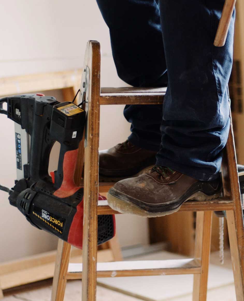 pies de electricista sobre una escalera de madera
